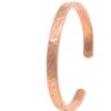 Handgefertigtes offenes Kupferarmband Ceres – schmale Manschette mit feinem Prägemuster und hochglänzender Oberfläche