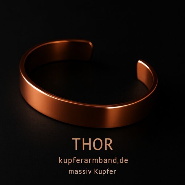 Glänzender Kupferarmreif Thor auf dunklem Hintergrund,