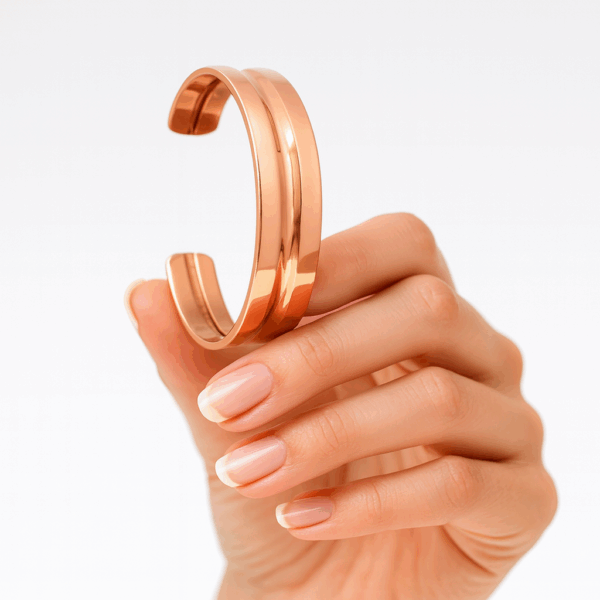 Kupferarmband – in der Hand gehalten, polierte Oberfläche (offene Manschette)